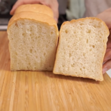 パンが乾燥したりパサつく原因を解説します。